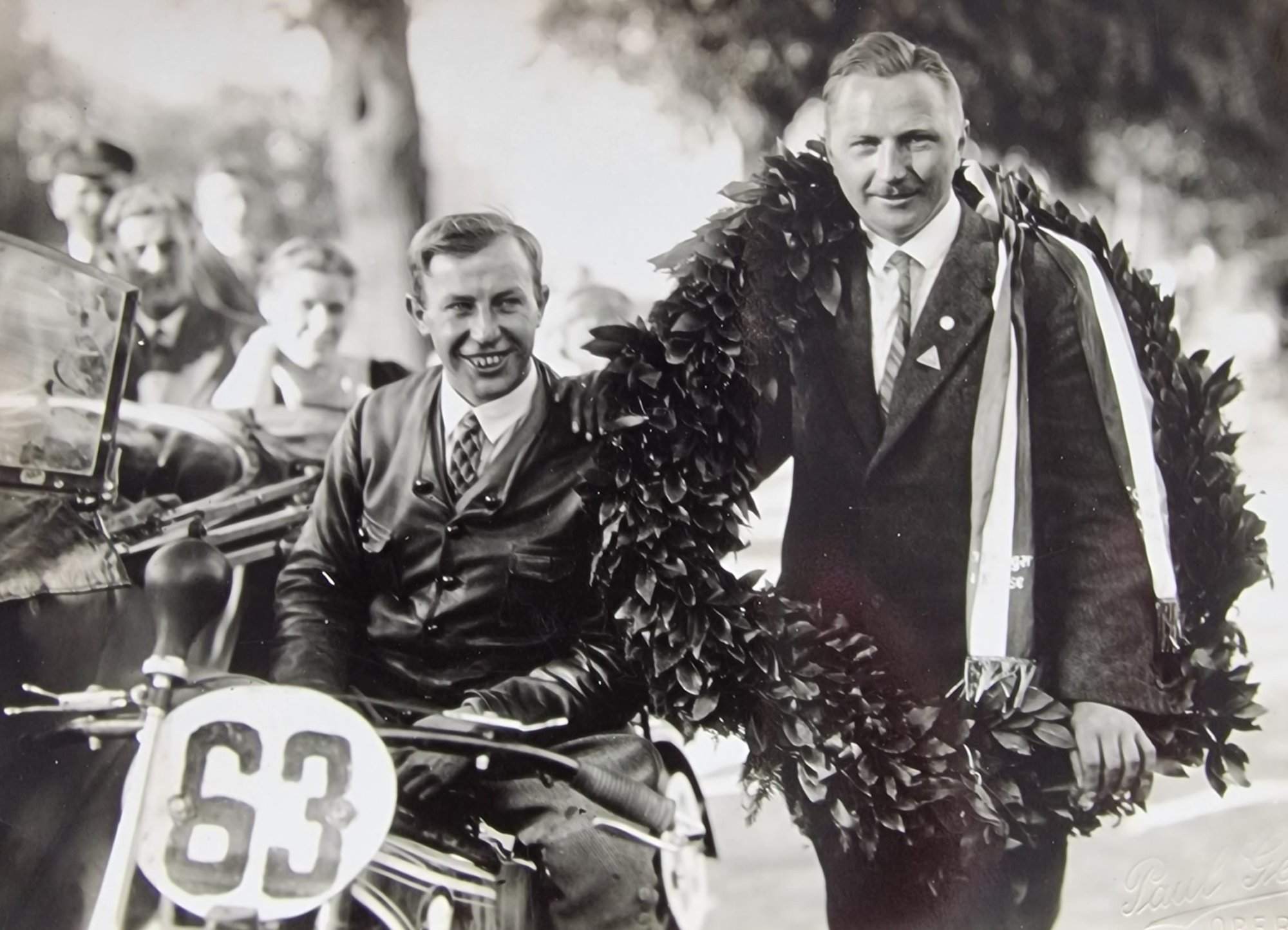 Opa Friedrich Dobberkau – Sieger Schleizer Dreieck Rennen 1928 auf Ardie Sport 350  (Paul Greifzu links)